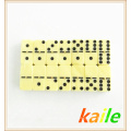Double six domino jaune clair dans une boîte en cuir